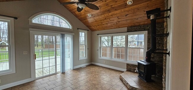 Building Photo - Welcome to this stunning 4 bedroom, 3 bath...