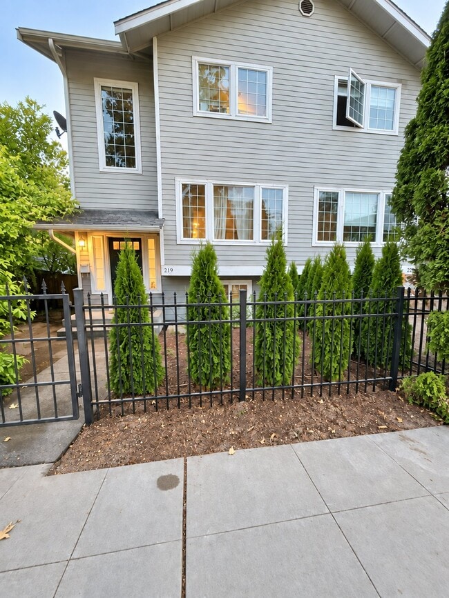 Building Photo - 219 23rd Ave