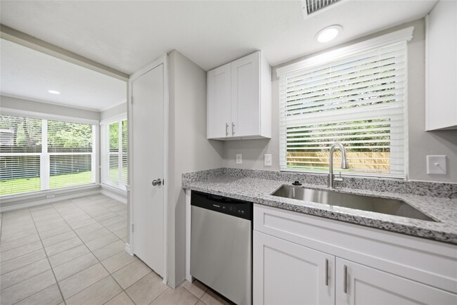 Building Photo - 21 Oldstream Ct