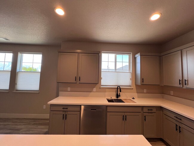 Building Photo - MUST SEE! 2/2.5/2 Townhome in Gardnerville