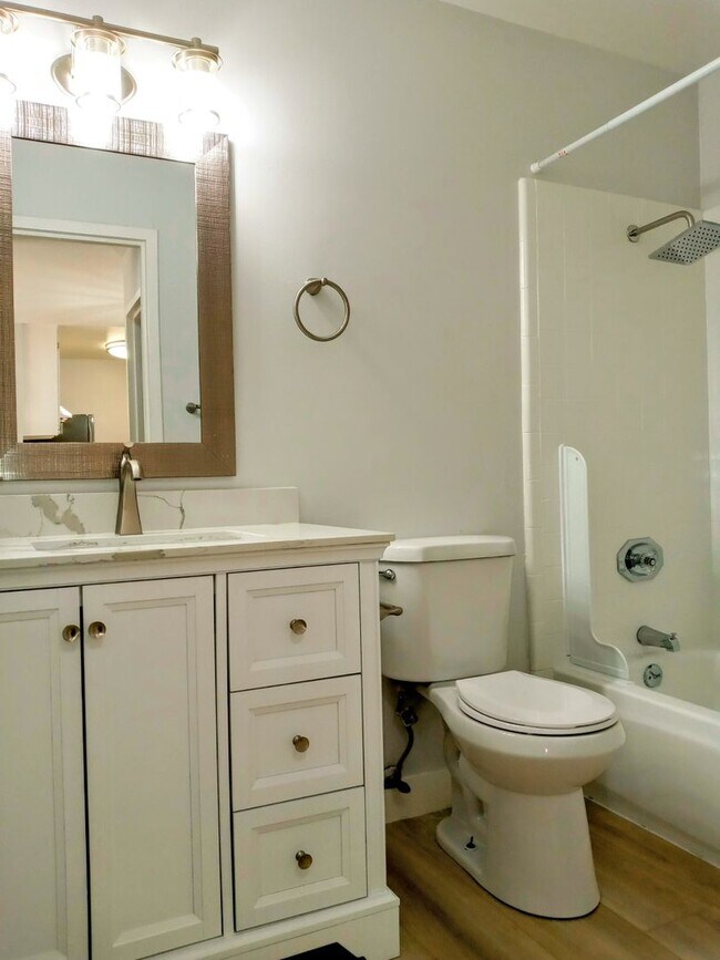 Building Photo - Refurbished Second Floor 1bd Condo With Pool & In-unit Laundry