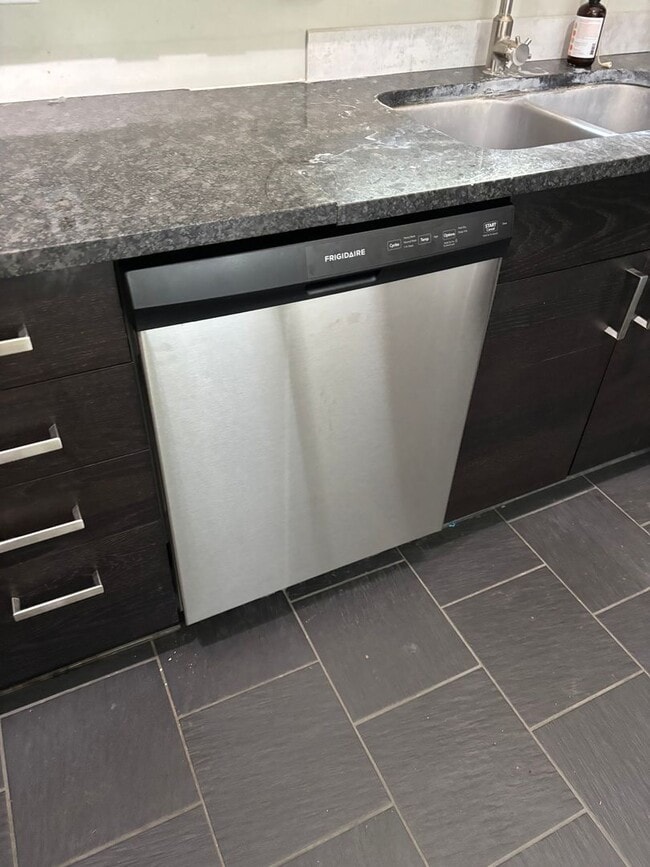 Building Photo - Beautiful 1/1 Just Minutes from Cascades Park!