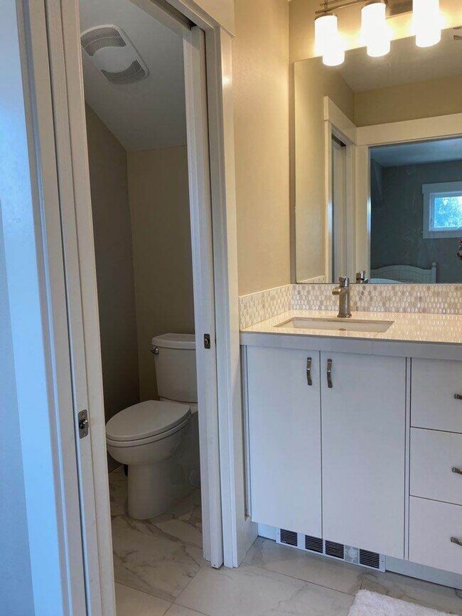 Building Photo - Furnished West Bend Home Available October...