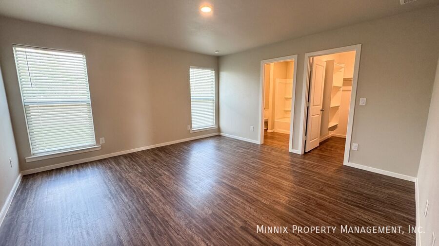 Building Photo - 2033 Kenwood Ave