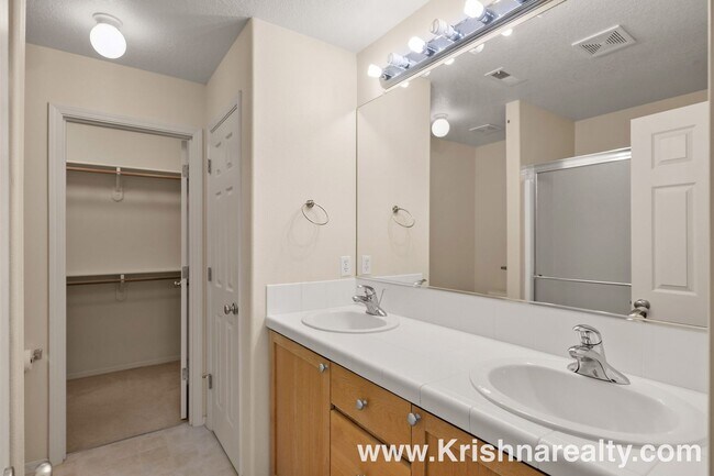 Building Photo - Orenco Gardens Townhome: 3BD, 2BA, 2-Car G...