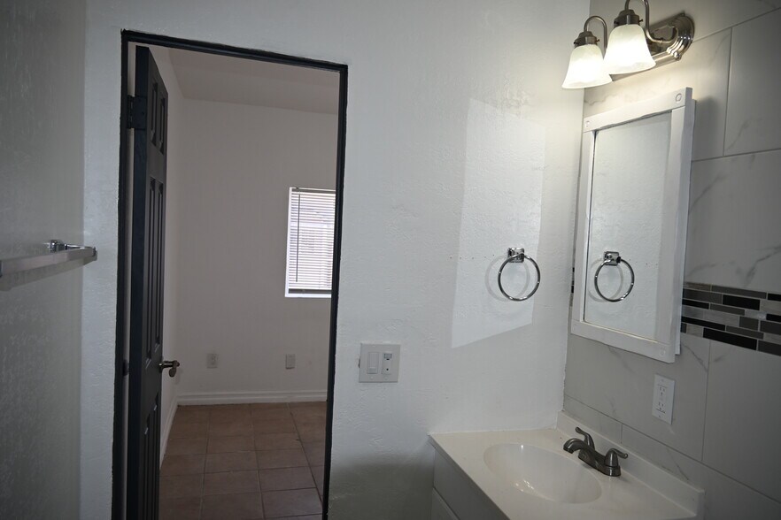 Building Photo - 15071 La Mesa St