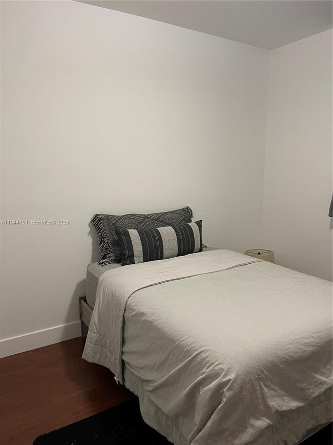 Building Photo - 909 NE 16th Terrace