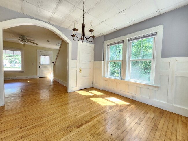 Building Photo - 387 College Ave