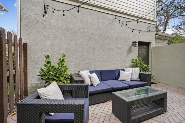 Building Photo - 203 E Thatch Palm Cir