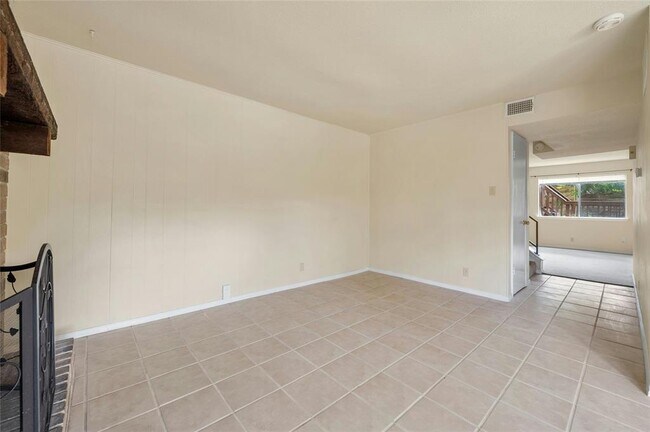 Building Photo - 2316 Montclaire St