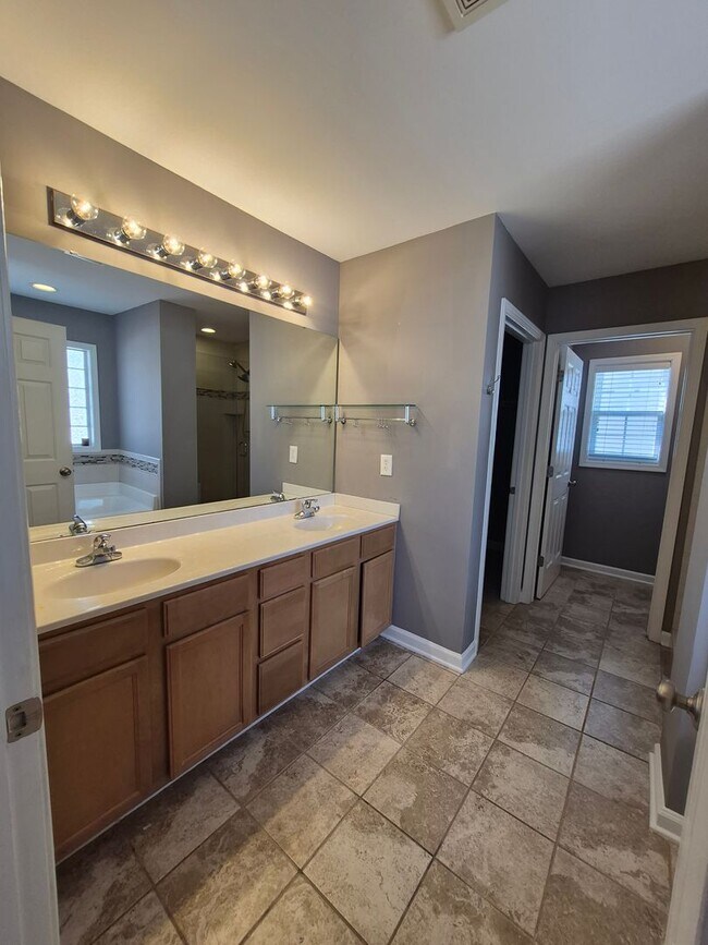 Building Photo - NEW LISTING!!!!!