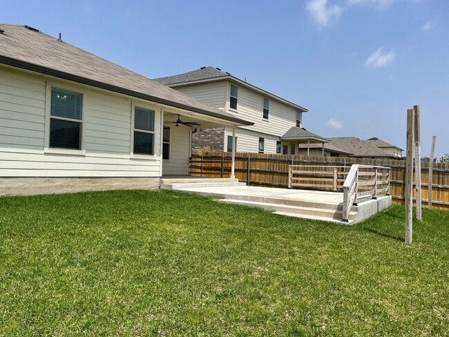 Building Photo - Available Now | Modern Single-Story 3 Bed, 2 Bath | Separate Office/Den | Big Yard | Pet Restrict...