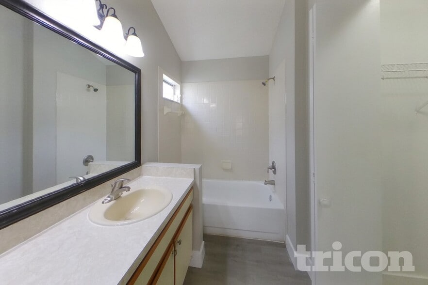 Building Photo - 10418 Glassborough Dr