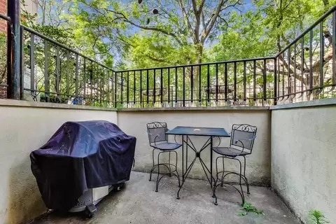 Patio - 4733 N Malden St