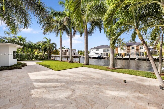 Building Photo - 633 Solar Isle Dr