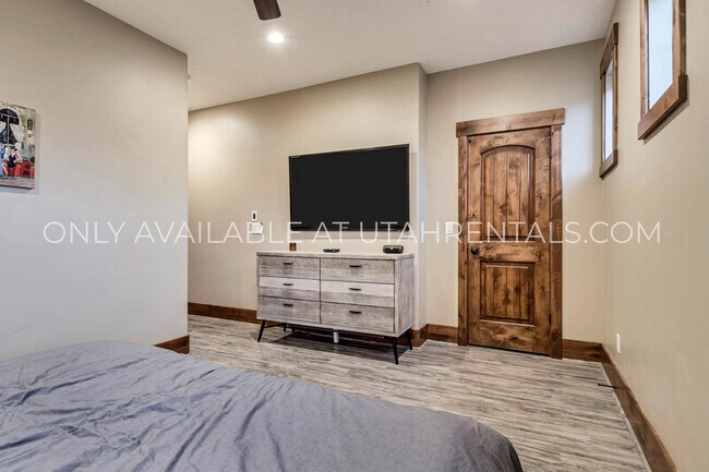 Building Photo - 13412 N Alexis Dr