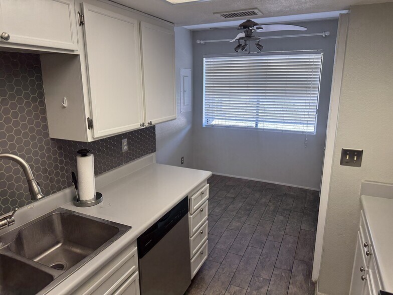 Kitchen and dinning area - 2615 N Hayden Rd