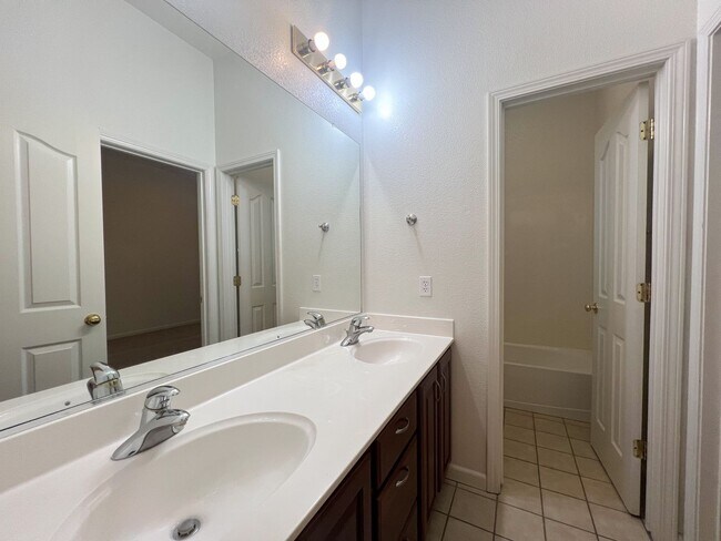 Building Photo - Spacious Single Story Three Bedroom Home