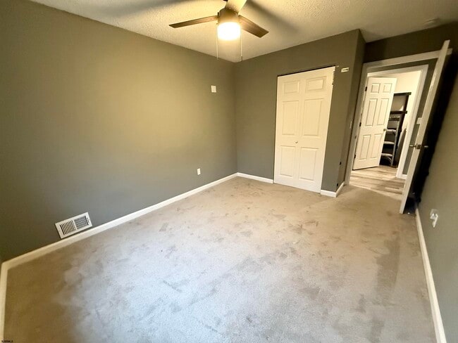 Building Photo - 12 Colonial Ct