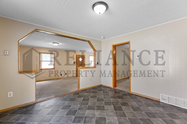 Building Photo - 1028 W Munnell Ave