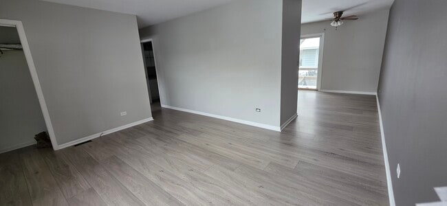 Building Photo - 1114 N Oak Terrace