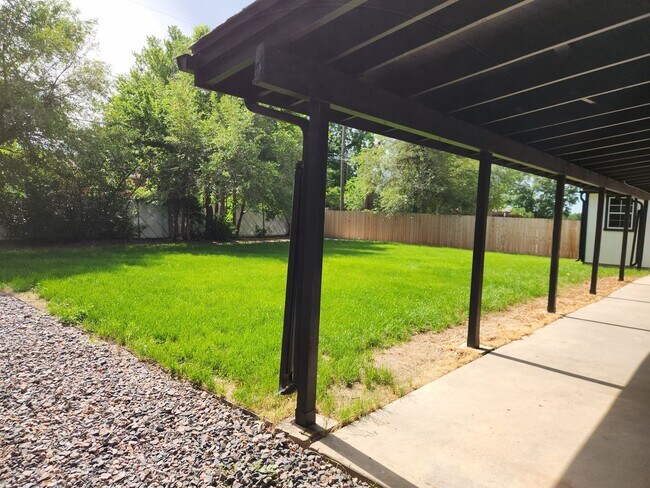 Building Photo - Completely renovated Ranch Style home in E...
