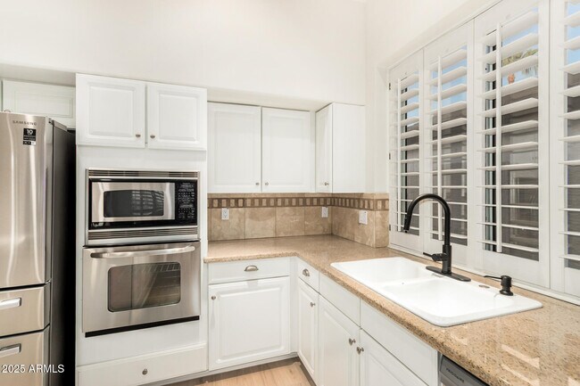 Building Photo - 925 W San Marcos Dr