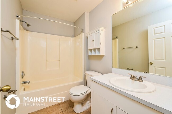 Building Photo - 802 W 11th St