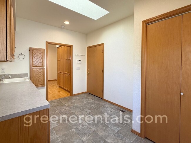 Building Photo - Spacious & Bright 3BD/3BA Home for Rent in...