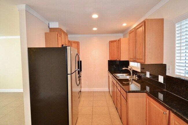 Building Photo - Ground Level Home La Jolla Village! Washer, Dryer, Parking, Upgraded Appliances! Walk to beaches!