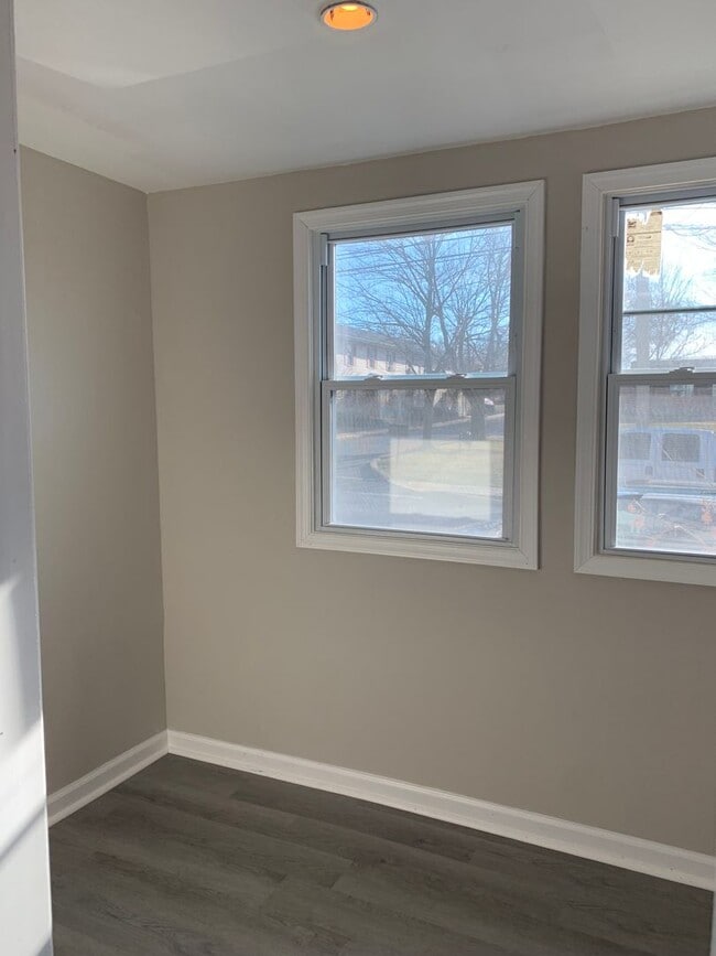 Building Photo - Spacious single family home with 3 beds/2 ...