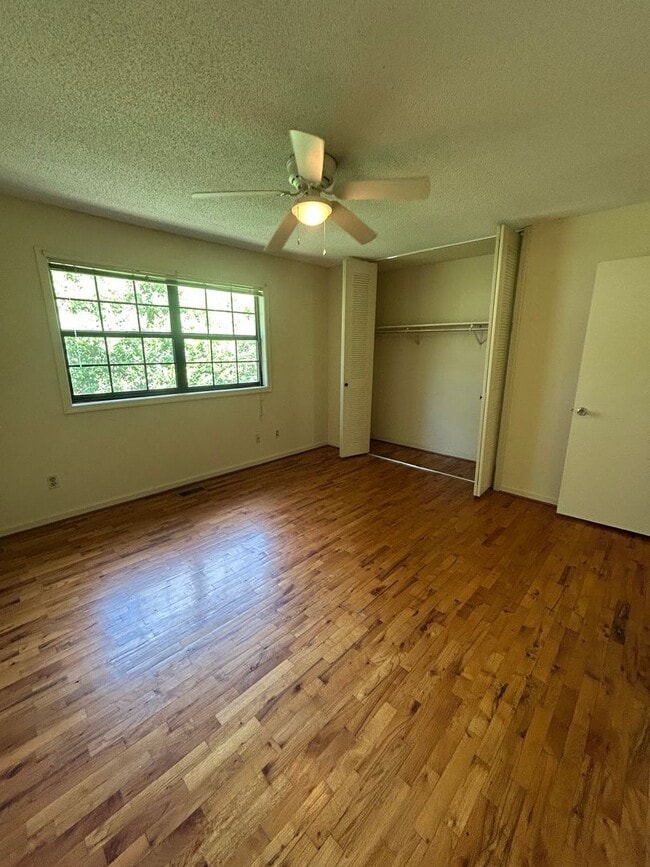 Building Photo - Townhome in the heart of Carrboro! First M...