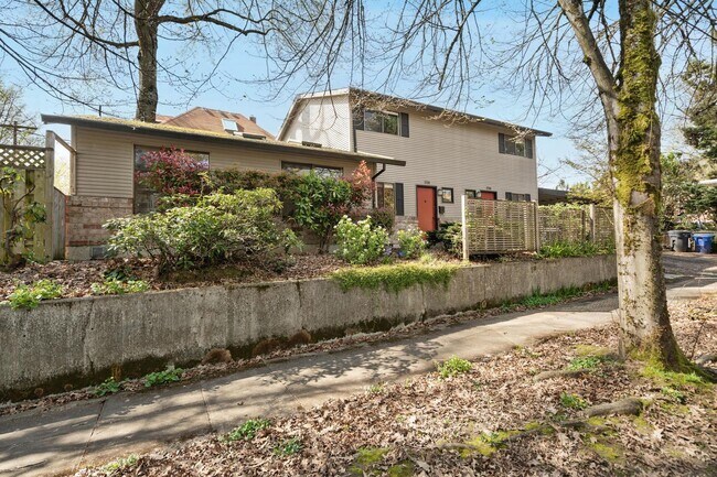 Building Photo - Well-maintained 2-bdrm/1-bath unit in tri-plex—On-site laundry, off-street parking, storage