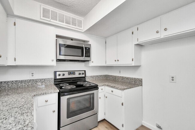 Building Photo - 10855 Meadowglen Ln