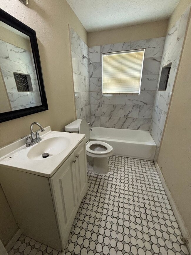 Building Photo - Beautifully Remodeled 2 Bedroom Home