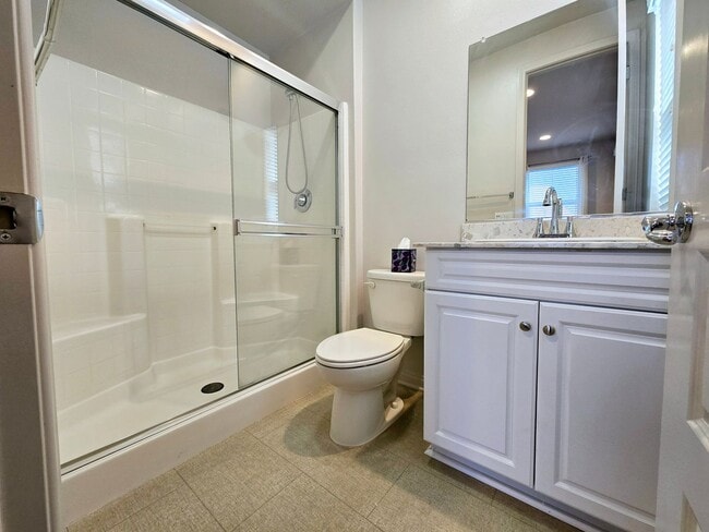 Building Photo - Tri-level Townhome in Prime Fullerton Location!