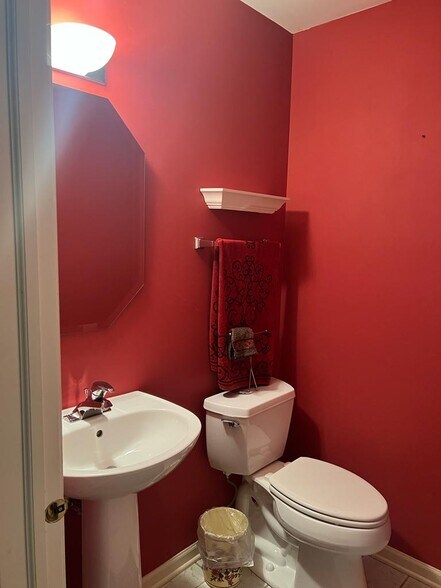Guest bathroom - 1850 Middlebury Dr