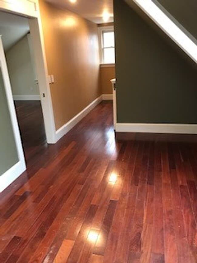 Building Photo - Modern 2Br / 2Ba Cape Style Home in Quiet ...