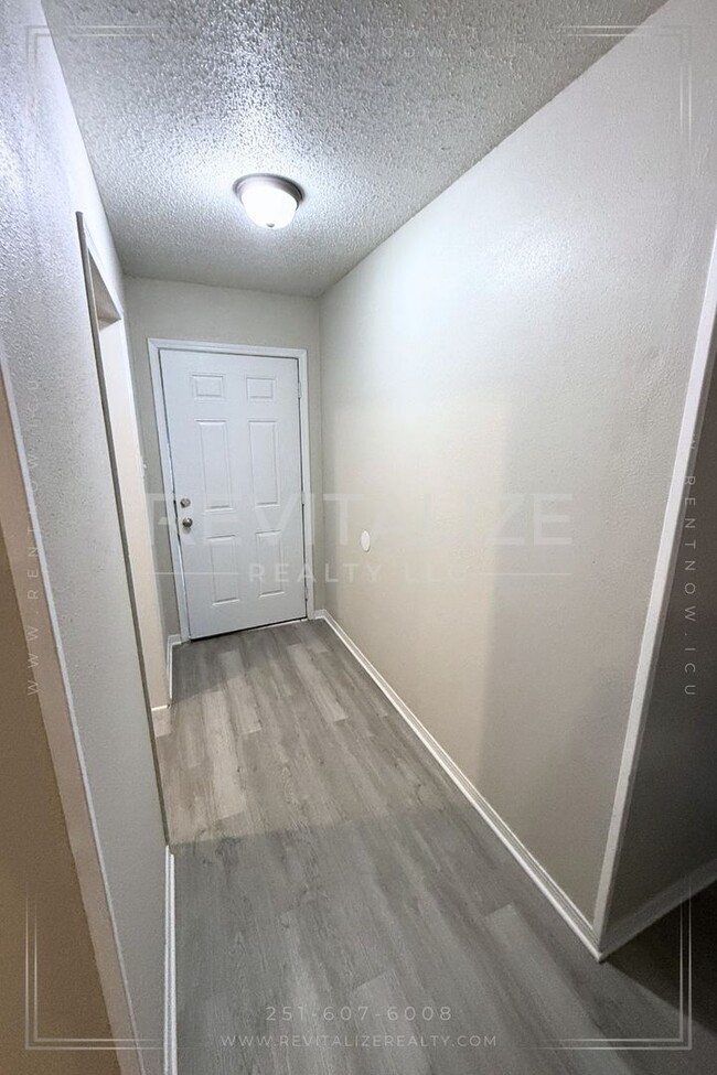 Building Photo - 1/2 Deposit! Renovated 2 Bedroom/1.5 Bathr...