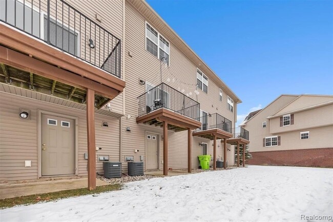 Building Photo - 2205 Knotty Pine Tr