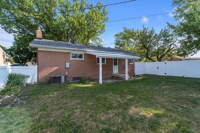 Building Photo - 31611 Lonnie Blvd
