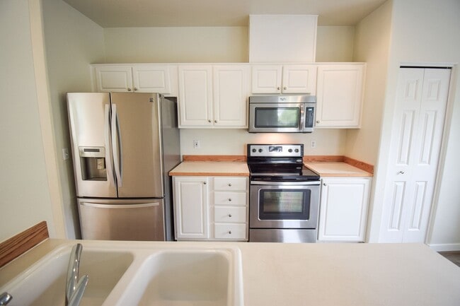 Building Photo - Astounding Condo  End Unit, Garage include...