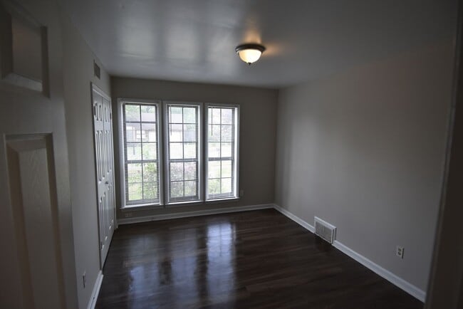 Building Photo - Stunning 5-Bedroom Home in Bartlett - Spacious, Elegant & Move-In Ready!