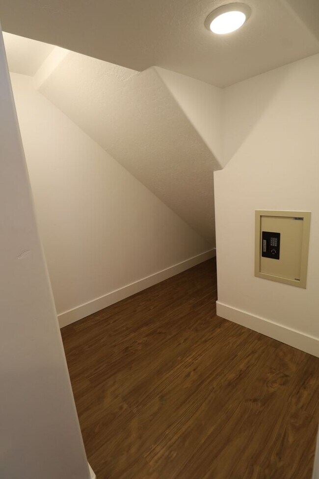 Building Photo - Large Pet Friendly House in the Foothills of Provo