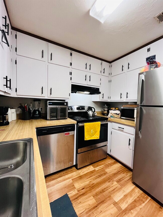 Building Photo - 581 Holyoke Ct