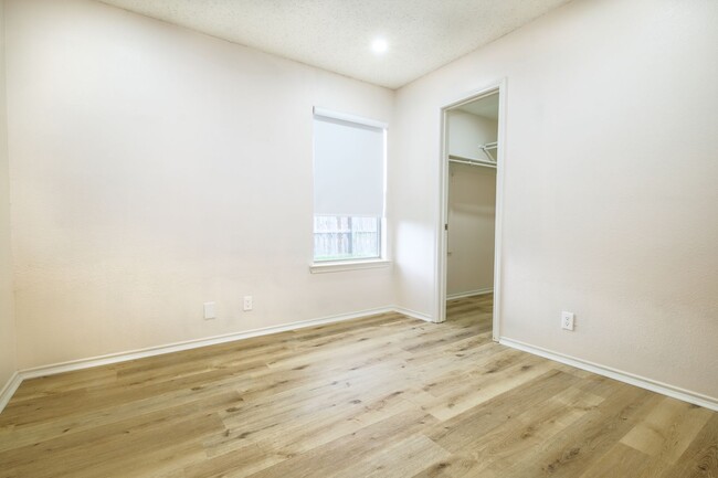 Building Photo - Woodlake ~ 2 Bedroom Duplex