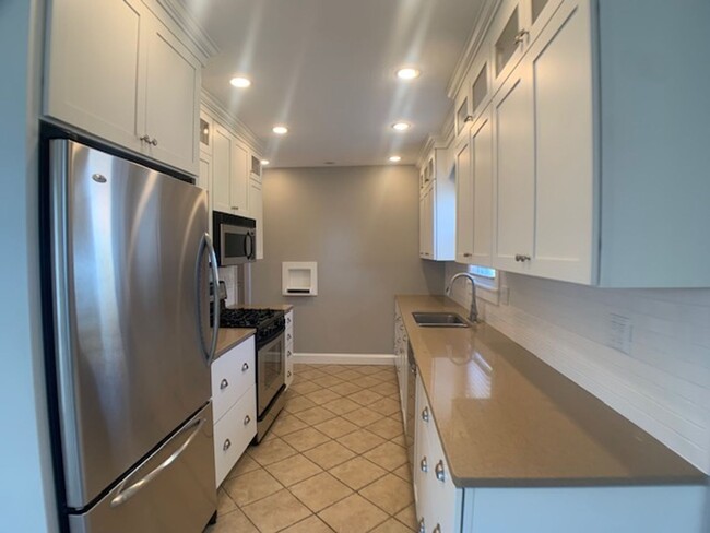 Building Photo - Super cute two-bedroom, two-bath single-fa...