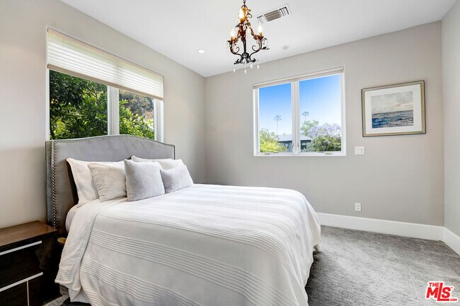 Building Photo - 841 N Crescent Heights Blvd