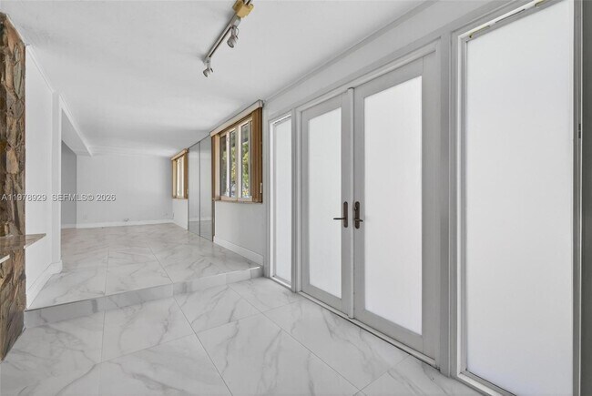 Building Photo - 1470 N Treasure Dr