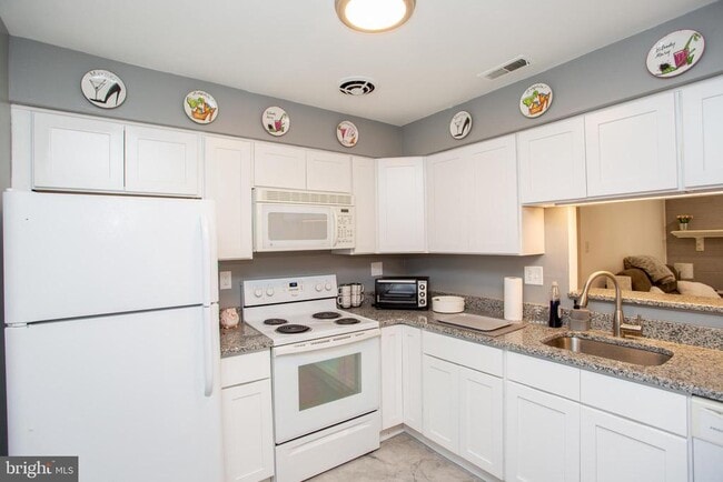 Building Photo - 33 Dogwood Ln